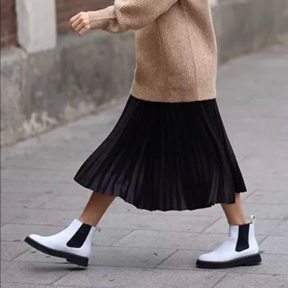 & Other Stories white chunky sole pull-on boots 9